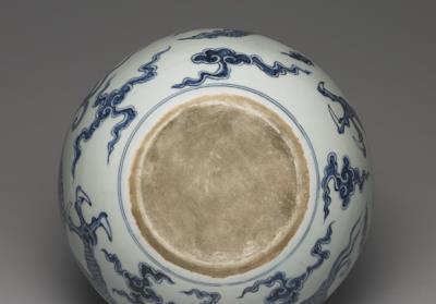 图片[2]-Celestial globe vase with decoration of dragon among clouds in underglaze blue, Ming dynasty, Yongle-Xuande reign (1403-1435)-China Archive